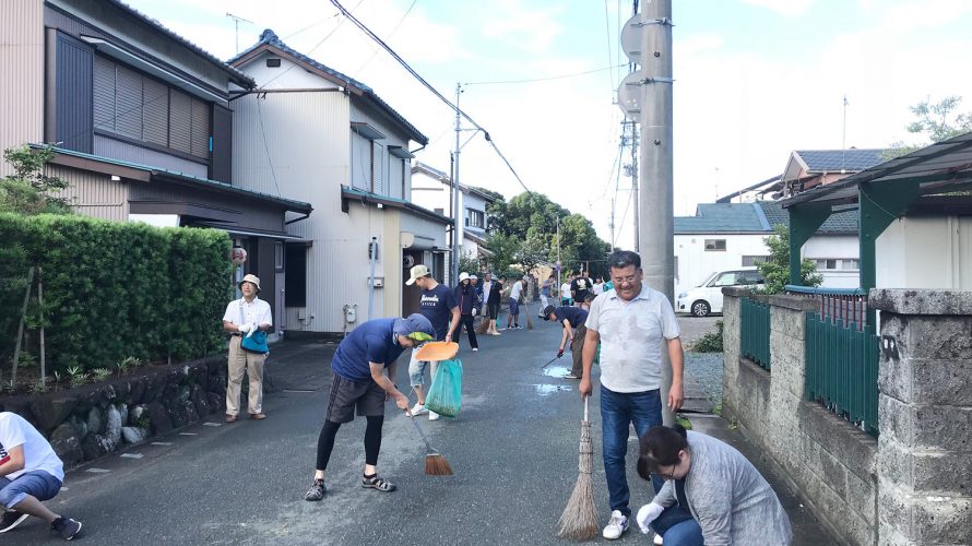 通りの清掃とお祭り広場